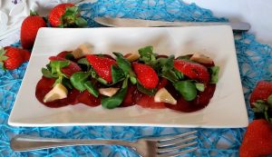 carpaccio di bresaola con fragole e songino carpaccio di bresaola con fragole e songino