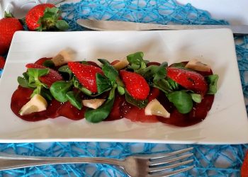 carpaccio di bresaola con fragole e songino