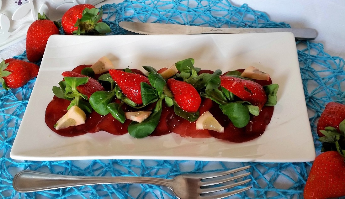 Carpaccio di bresaola con fragole e songino