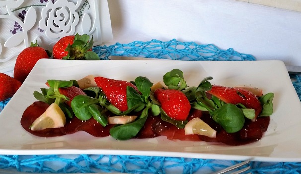 Il carpaccio di bresaola con fragole e songino è così pronto da gustare.