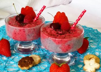 smoothie ai frutti rossi con semi di basilico