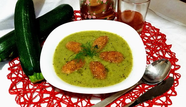 Ecco pronta da se4rvire la vellutata di zucchine all’anice con polpette di salmone.