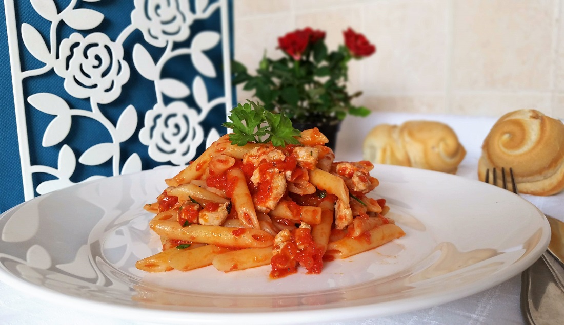 Le pennette all’arrabbiata di tonno sono pronte per essere gustate.