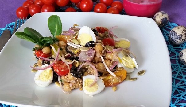 L’insalata di ceci e quinoa e così pronta da portare in tavola.