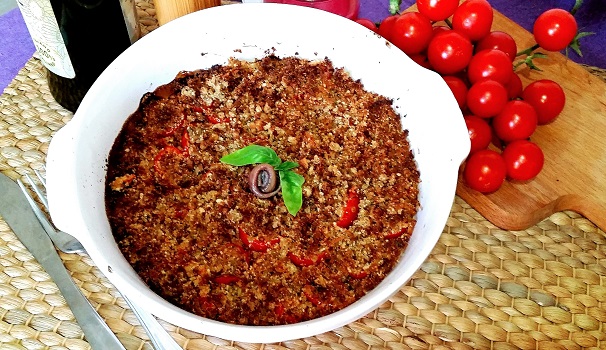 Ecco pronta la teglia di pomodorini con crumble di capperi e acciughe.