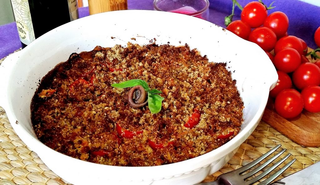 teglia di pomodorini con crumble di capperi e acciughe