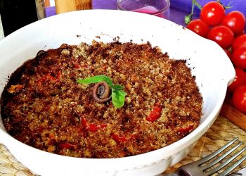 teglia di pomodorini con crumble di capperi e acciughe