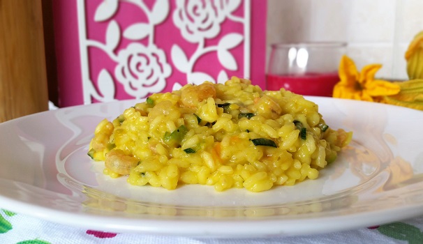 Ed il risotto ai fiori di zucca con gamberi e zafferano è così pronto per essere gustato.