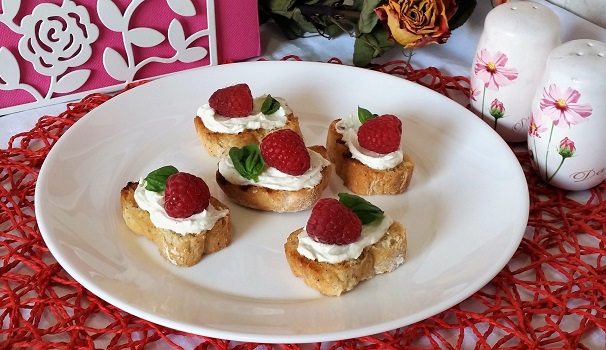 Ecco pronti da servire i crostini ai lamponi.