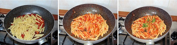 Scolate la pasta al dente e versatela nella padella insieme al sugo quindi a fiamma sostenuta saltatela e mantecatela così che la pasta prende bene ogni sapore presente nel sugo. Terminate con una generosa manciata di prezzemolo fresco tritato e servite il vostro piatto ancora caldo.