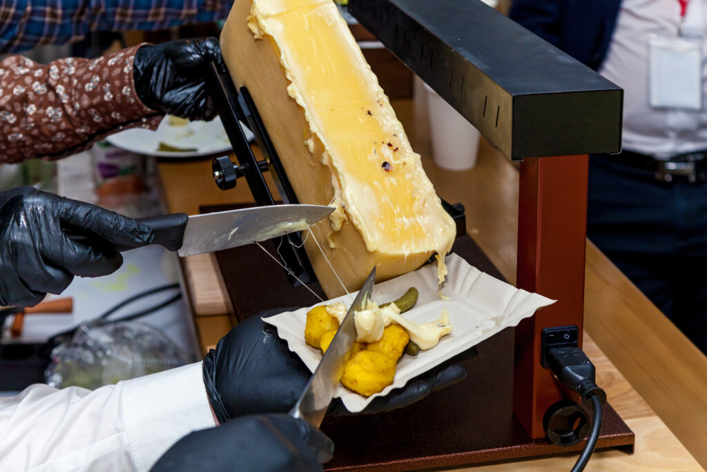 Il formaggio Raclette viene fatto colare su patate e cetriolini