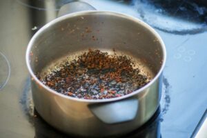 Come pulire una pentola bruciata