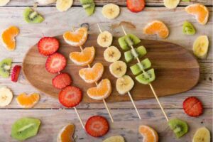 spiedini di frutta merenda spiedini di frutta