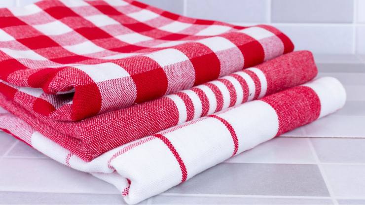 come usare gli strofinacci per mantenere fresca l'insalata per giorni