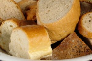 pane secco Pane secco e duro, ricetta furba per l'aperitivo