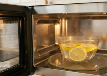 eliminare-puzza-microonde-trucco-limone Pulizia del forno a microonde con ciotola di acqua e fette di limone per eliminare il cattivo odore
