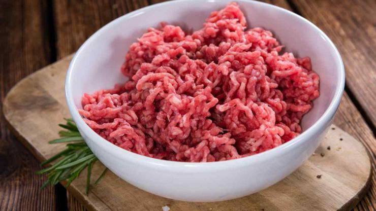 Intanto trasferite la carne macinata in un recipiente ed aggiungete il parmigiano reggiano grattugiato, la ricotta, l’uovo leggermente sbattuto, un pizzico di sale, un po’ di prezzemolo tritato finemente e mescolate tutto. Quando il pane sarà morbido, scolatelo e strizzatelo bene: unitelo agli altri ingredienti e mescolate bene in modo da ottenere un composto uniforme. Formate le vostre polpette e disponetele su un vassoio, quindi mettetele un attimo da parte. Intanto trasferite la carne macinata in un recipiente ed aggiungete il parmigiano reggiano grattugiato, la ricotta, l’uovo leggermente sbattuto, un pizzico di sale, un po’ di prezzemolo tritato finemente e mescolate tutto. Quando il pane sarà morbido, scolatelo e strizzatelo bene: unitelo agli altri ingredienti e mescolate bene in modo da ottenere un composto uniforme. Formate le vostre polpette e disponetele su un vassoio, quindi mettetele un attimo da parte.