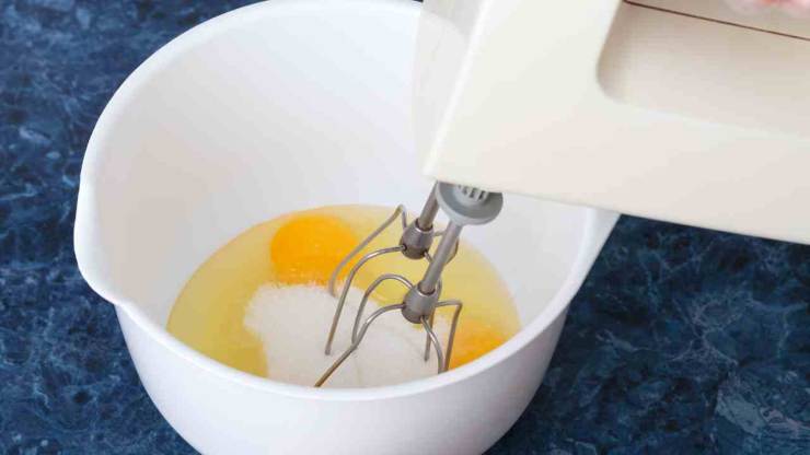 In una ciotola capiente, rompete le uova e unite lo zucchero. Con le fruste elettriche montate per alcuni minuti fino ad ottenere un composto gonfio e spumoso. Incorporate la buccia di limone grattugiata, l’olio di semi, il succo di limone e lo yogurt e continuate a mescolare con le fruste a bassa velocità. In una ciotola capiente, rompete le uova e unite lo zucchero. Con le fruste elettriche montate per alcuni minuti fino ad ottenere un composto gonfio e spumoso. Incorporate la buccia di limone grattugiata, l’olio di semi, il succo di limone e lo yogurt e continuate a mescolare con le fruste a bassa velocità.