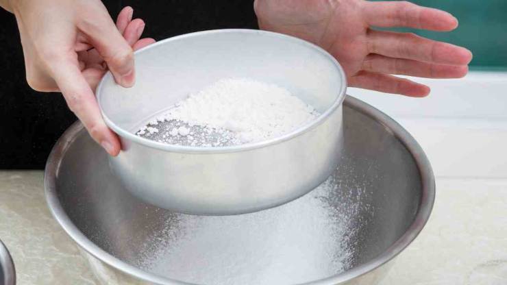 Setacciate la farina con la fecola ed il lievito per dolci, quindi unite al composto poco alla volta. Amalgamate fino ad ottenere un impasto liscio e omogeneo. Versatelo in uno stampo da ciambella da 24 centimetri di diametro precedentemente imburrato ed infarinato e cuocete in forno ventilato preriscaldato a 180 gradi per circa mezz’ora. Setacciate la farina con la fecola ed il lievito per dolci, quindi unite al composto poco alla volta. Amalgamate fino ad ottenere un impasto liscio e omogeneo. Versatelo in uno stampo da ciambella da 24 centimetri di diametro precedentemente imburrato ed infarinato e cuocete in forno ventilato preriscaldato a 180 gradi per circa mezz’ora.