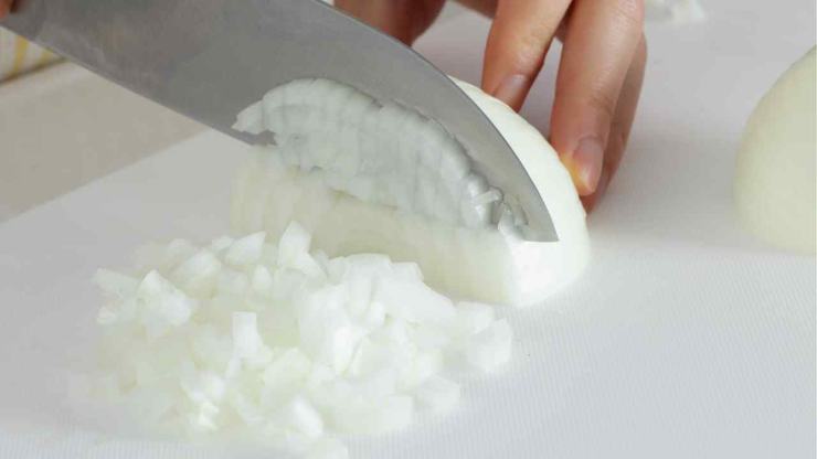 Iniziate versando un filo di olio extra vergine d’oliva ed un po’ di cipolla tritata finemente in una casseruola capiente. Accendete a fuoco dolce e fate soffriggere appena, poi unite la passata di pomodoro e coprite lasciando uno spiraglio aperto. Mettete il pane in ammollo in acqua fredda per una decina di minuti. Iniziate versando un filo di olio extra vergine d’oliva ed un po’ di cipolla tritata finemente in una casseruola capiente. Accendete a fuoco dolce e fate soffriggere appena, poi unite la passata di pomodoro e coprite lasciando uno spiraglio aperto. Mettete il pane in ammollo in acqua fredda per una decina di minuti.