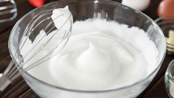 Fatto ciò prendete gli albumi montati a neve ed incorporateli ai tuorli con una spatola, procedendo poco alla volta con movimenti delicati dal basso verso l’alto per non smontare il composto. Fatto ciò prendete gli albumi montati a neve ed incorporateli ai tuorli con una spatola, procedendo poco alla volta con movimenti delicati dal basso verso l’alto per non smontare il composto.