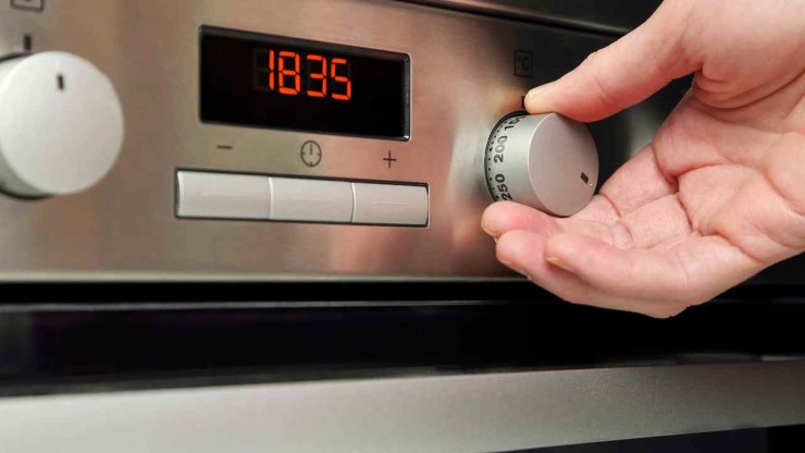 Prendete una teglia del diametro di circa 22 centimetri e preriscaldate il forno a 180 gradi in modalità ventilata. Rivestite la teglia con carta da forno oppure ungetela con olio extra vergine d’oliva e versatevi il composto. Cuocete per circa 20 minuti o fino a che risulterà soda e dorata. Estraete e fate leggermente intiepidire, quindi servitela! Prendete una teglia del diametro di circa 22 centimetri e preriscaldate il forno a 180 gradi in modalità ventilata. Rivestite la teglia con carta da forno oppure ungetela con olio extra vergine d’oliva e versatevi il composto. Cuocete per circa 20 minuti o fino a che risulterà soda e dorata. Estraete e fate leggermente intiepidire, quindi servitela!