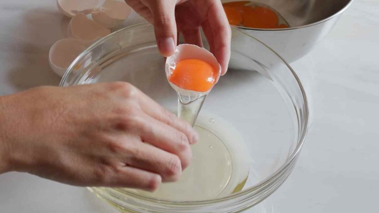Iniziate separando i tuorli dagli albumi in due recipienti differenti. Aggiungete un pizzico di sale ai bianchi e montateli a neve ferma con le fruste elettriche, poi metteteli da parte. Iniziate separando i tuorli dagli albumi in due recipienti differenti. Aggiungete un pizzico di sale ai bianchi e montateli a neve ferma con le fruste elettriche, poi metteteli da parte.