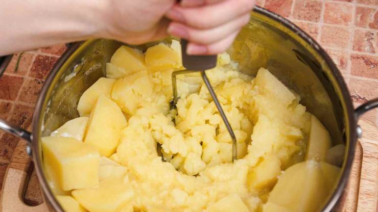 Mettete sul fuoco una pentola con abbondante acqua salata: lavate le patate e versatele al suo interno, quindi portatele a bollore. Lessatele e quando saranno morbide, spegnete e scolatele, poi pelatele quando sono ancora calde e mettetele un attimo da parte. Mettete sul fuoco una pentola con abbondante acqua salata: lavate le patate e versatele al suo interno, quindi portatele a bollore. Lessatele e quando saranno morbide, spegnete e scolatele, poi pelatele quando sono ancora calde e mettetele un attimo da parte.