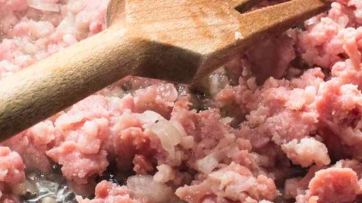 Rosolate la salsiccia in padella, privata del budello e sbriciolata, usando poco olio in modo che la parte grassa si sciolga leggermente: spegnete e mettete da parte. A questo punto prendete una teglia capiente e componete la lasagna.