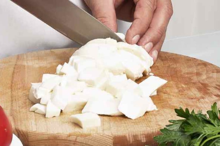 Versate sul fondo un po’ di besciamella e ricoprite con uno strato di pasta. Ancora besciamella, poi mozzarella, parmigiano grattugiato, funghi e salsiccia. Proseguite seguendo quest’ordine fino a terminare gli ingredienti. Ultimate con la restante besciamella ed ancora una spolverata di formaggio grattugiato.