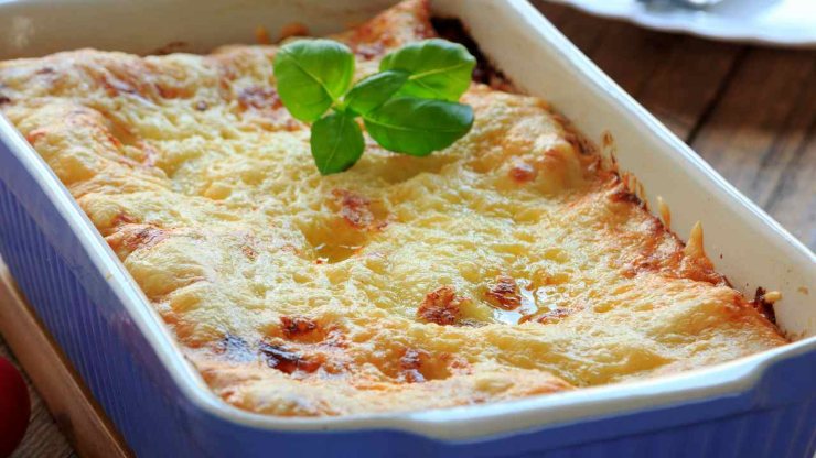 Trasferite in forno e cuocete a 180 gradi per circa 45 minuti, poi passate a 200 gradi in funzione grill per pochissimi minuti se desiderate una gratinatura più intensa e croccantina. Spegnete la vostra lasagna bianca alla boscaiola ed estraetela. Fatela intiepidire qualche minuto prima di servirla in tavola fumante e filante!