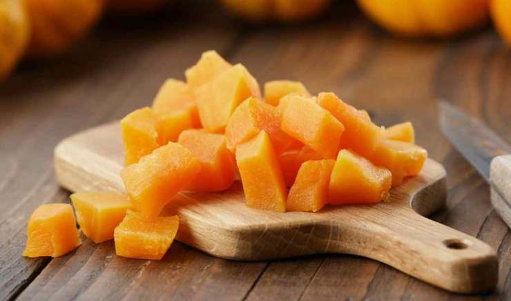 Iniziate pulendo la zucca: eliminate la buccia ed i semi, quindi tagliate la polpa a cubetti. Versatela in una casseruola, aggiungete sale, il brodo vegetale fino a ricoprirla appena, un po’ di prezzemolo tritato, poca cipolla affettata finemente ed un filo di olio extra vergine d’oliva. Accendete a fuoco dolce e portate a bollore Iniziate pulendo la zucca: eliminate la buccia ed i semi, quindi tagliate la polpa a cubetti. Versatela in una casseruola, aggiungete sale, il brodo vegetale fino a ricoprirla appena, un po’ di prezzemolo tritato, poca cipolla affettata finemente ed un filo di olio extra vergine d’oliva. Accendete a fuoco dolce e portate a bollore