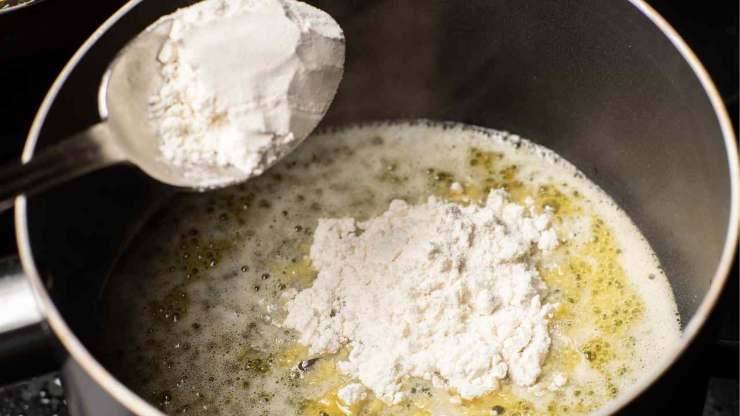Intanto eliminate il budello dalla salsiccia e sgranate bene la carne, mettela da parte e dedicatevi alla besciamella. Versate in un pentolino il burro e la farina ed accendete a fiamma bassa: cuocete mescolando continuamente con una frusta a mano, fino a che il composto avrà assunto un colore dorato. A questo punto versate il latte a filo sempre amalgamando per evitare la formazione di grumi. Intanto eliminate il budello dalla salsiccia e sgranate bene la carne, mettela da parte e dedicatevi alla besciamella. Versate in un pentolino il burro e la farina ed accendete a fiamma bassa: cuocete mescolando continuamente con una frusta a mano, fino a che il composto avrà assunto un colore dorato. A questo punto versate il latte a filo sempre amalgamando per evitare la formazione di grumi.