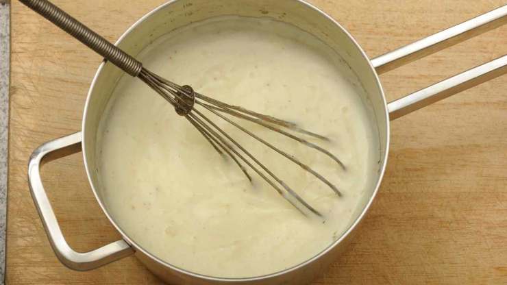 Unite quindi sale, pepe e la noce moscata e cuocete la besciamella fino ad ottenere una salsa cremosa e liscia. Spegnete e mettete da parte. Controllate la zucca che dovrà risultare ammorbidita, ma senza perdere la sua consistenza: spegnete e mettete da parte. In una casseruola rosolate la salsiccia per un paio di minuti aggiungendo poco olio, quindi unite la zucca sgocciolata e saltate tutto insieme per far insaporire. Unite quindi sale, pepe e la noce moscata e cuocete la besciamella fino ad ottenere una salsa cremosa e liscia. Spegnete e mettete da parte. Controllate la zucca che dovrà risultare ammorbidita, ma senza perdere la sua consistenza: spegnete e mettete da parte. In una casseruola rosolate la salsiccia per un paio di minuti aggiungendo poco olio, quindi unite la zucca sgocciolata e saltate tutto insieme per far insaporire.
