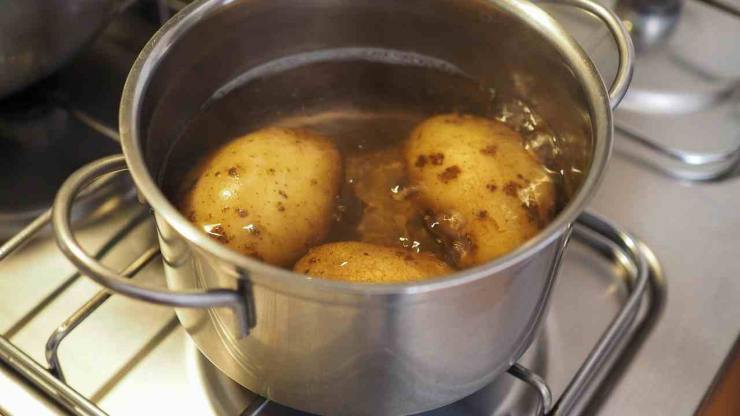 Iniziate lavando bene le patate: versatele in una pentola capiente, ricopritele con acqua corrente e posizionatele sul fuoco a fiamma moderata. Aggiungete un cucchiaino raso di bicarbonato e fate cuocere per 5/6 minuti dal bollore: dovranno risultare tenere, ma ancora sode. Iniziate lavando bene le patate: versatele in una pentola capiente, ricopritele con acqua corrente e posizionatele sul fuoco a fiamma moderata. Aggiungete un cucchiaino raso di bicarbonato e fate cuocere per 5/6 minuti dal bollore: dovranno risultare tenere, ma ancora sode.