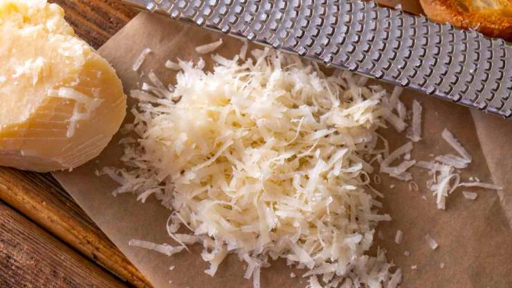 Terminata la cottura spegnete e fate intiepidire le patate, quindi pelatele e tagliatele a tocchetti. In un recipiente mescolate il parmigiano reggiano grattugiato, un pizzico delle erbe aromatiche essiccate secondo le vostre preferenze e mescolate bene. Terminata la cottura spegnete e fate intiepidire le patate, quindi pelatele e tagliatele a tocchetti. In un recipiente mescolate il parmigiano reggiano grattugiato, un pizzico delle erbe aromatiche essiccate secondo le vostre preferenze e mescolate bene.