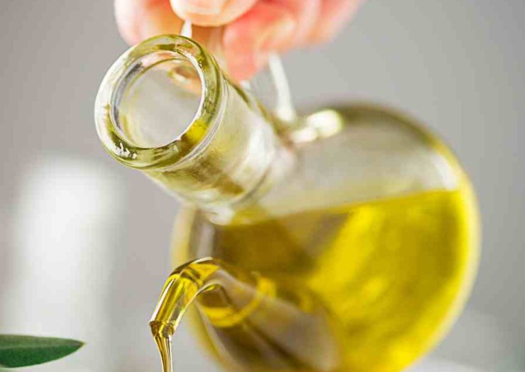 Trasferite le patate in una ciotola e conditele con abbondante olio extra vergine d’oliva, sale e pepe: amalgamate per fare insaporire con delicatezza, in modo da evitare che si rompano. Fatto ciò versate poco alla volta il mix di parmigiano grattugiato ed erbe aromatiche e mescolate ancora in modo che siano ben ricoperte. Trasferite le patate in una ciotola e conditele con abbondante olio extra vergine d’oliva, sale e pepe: amalgamate per fare insaporire con delicatezza, in modo da evitare che si rompano. Fatto ciò versate poco alla volta il mix di parmigiano grattugiato ed erbe aromatiche e mescolate ancora in modo che siano ben ricoperte.