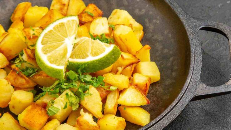 Cuocete le patate per circa 35/40 minuti o fino a che risulteranno dorate e croccanti su tutti i lati. Non è necessario smuoverle, basterà monitorare in modo che non si brucino. A questo punto estraetele dal forno e servitele subito, dorate e croccantissime! Cuocete le patate per circa 35/40 minuti o fino a che risulteranno dorate e croccanti su tutti i lati. Non è necessario smuoverle, basterà monitorare in modo che non si brucino. A questo punto estraetele dal forno e servitele subito, dorate e croccantissime!
