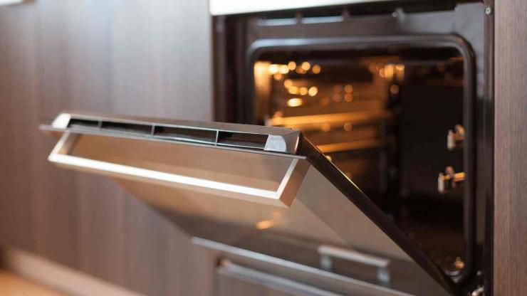 Terminato questo passaggio, prendete una leccarda e foderatela con carta da forno e versatevi le patate ben condite su un solo strato, senza sovrapporle. Accendete il vostro elettrodomestico a 200 gradi in modalità ventilata ed inserite la teglia sul ripiano centrale. Terminato questo passaggio, prendete una leccarda e foderatela con carta da forno e versatevi le patate ben condite su un solo strato, senza sovrapporle. Accendete il vostro elettrodomestico a 200 gradi in modalità ventilata ed inserite la teglia sul ripiano centrale.