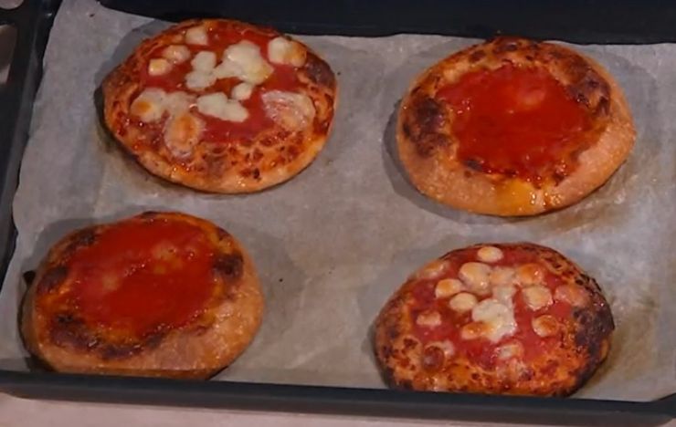 Trasferite in forno statico preriscaldato a 250 gradi e cuocete per circa 15 minuti. Sfornate le pizzette e completatele con foglie di basilico fresco ed una spolverata di origano. Servitele calde e fragranti, oppure lasciatele raffreddare per una merenda sfiziosa da portare con sé. Trasferite in forno statico preriscaldato a 250 gradi e cuocete per circa 15 minuti. Sfornate le pizzette e completatele con foglie di basilico fresco ed una spolverata di origano. Servitele calde e fragranti, oppure lasciatele raffreddare per una merenda sfiziosa da portare con sé.