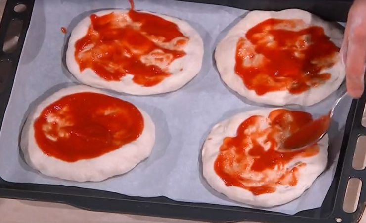 Allargate ogni pallina con le mani, lasciando i bordi leggermente più alti e, formate le vostre pizzette, trasferitele su una teglia rivestita di carta forno. Condite ogni pizzetta con la passata di pomodoro, un filo d’olio e la mozzarella ben strizzata e tritata. Allargate ogni pallina con le mani, lasciando i bordi leggermente più alti e, formate le vostre pizzette, trasferitele su una teglia rivestita di carta forno. Condite ogni pizzetta con la passata di pomodoro, un filo d’olio e la mozzarella ben strizzata e tritata.