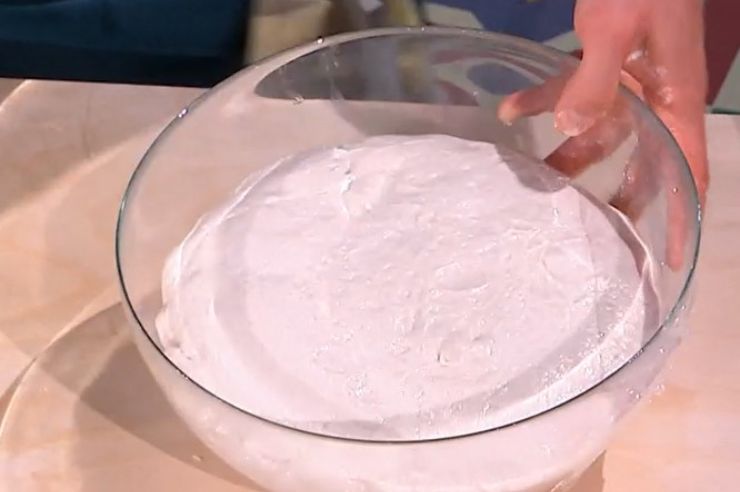 Aggiungete l’olio a filo e continuate ad impastare finché sarà completamente assorbito. Coprite l’impasto con la pellicola trasparente e lasciatelo lievitare a temperatura ambiente per circa 1 ora e mezza. Trascorso il tempo necessario riprendete l’impasto lievitato e dividetelo in panetti da 100 o 200 grammi. Aggiungete l’olio a filo e continuate ad impastare finché sarà completamente assorbito. Coprite l’impasto con la pellicola trasparente e lasciatelo lievitare a temperatura ambiente per circa 1 ora e mezza. Trascorso il tempo necessario riprendete l’impasto lievitato e dividetelo in panetti da 100 o 200 grammi.