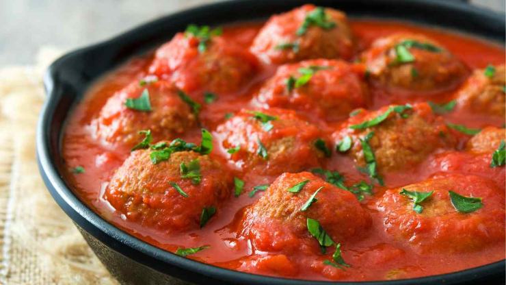 Trascorso il tempo necessario togliete il coperchio e fate addensare lentamente il sugo, in modo che risulti cremoso ed avvolgente. Servite subito le vostre polpette al sugo della nonna morbidissime e godetevi la loro bontà! Trascorso il tempo necessario togliete il coperchio e fate addensare lentamente il sugo, in modo che risulti cremoso ed avvolgente. Servite subito le vostre polpette al sugo della nonna morbidissime e godetevi la loro bontà!