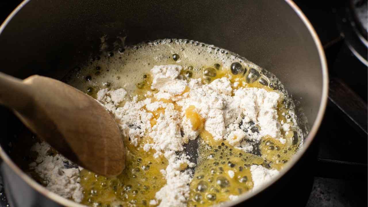 Regolate di sale, unite un po’ di prezzemolo tritato finemente e rosolate i funghi quel tanto che basta perchè siano cotti, quindi spegnete e fateli raffreddare. Intanto preparate la besciamella: versate la farina insieme al burro, sale e pepe in un pentolino. Fate cuocere mescolando spesso, ottenuto il roux versate lentamente il latte e portate a bollore mescolando energicamente per evitare la formazione di grumi. Quando risulterà cremosa e liscia, spegnete e lasciate intiepidire un attimo.