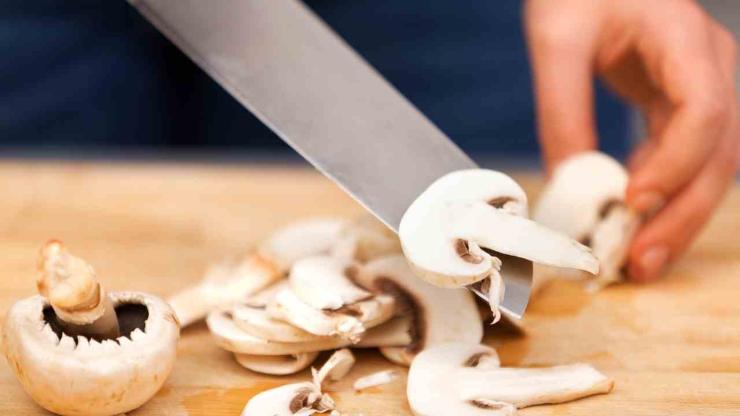 Iniziate la preparazione del risotto pulendo i funghi: utilizzate un pennellino o un canovaccio pulito e rimuovete ogni impurità. Tagliateli a pezzetti e metteteli da parte, quindi prendete la salsiccia ed eliminate il budello. Sgranate bene la carne e mettete anche questa da parte. Iniziate la preparazione del risotto pulendo i funghi: utilizzate un pennellino o un canovaccio pulito e rimuovete ogni impurità. Tagliateli a pezzetti e metteteli da parte, quindi prendete la salsiccia ed eliminate il budello. Sgranate bene la carne e mettete anche questa da parte.
