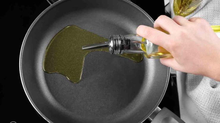 Prendete una casseruola capiente e versate l’olio extra vergine d’oliva ed un po’ di cipolla affettata finemente. Accendete e quando sarà dorata versate i funghi e la salsiccia: rosolate il tutto brevemente mescolando spesso a fiamma bassa. Prelevateli e metteteli da parte in caldo, quindi nella stessa casseruola versate il riso e tostatelo leggermente, poi sfumate con il vino bianco secco e fate evaporare la parte alcolica. Prendete una casseruola capiente e versate l’olio extra vergine d’oliva ed un po’ di cipolla affettata finemente. Accendete e quando sarà dorata versate i funghi e la salsiccia: rosolate il tutto brevemente mescolando spesso a fiamma bassa. Prelevateli e metteteli da parte in caldo, quindi nella stessa casseruola versate il riso e tostatelo leggermente, poi sfumate con il vino bianco secco e fate evaporare la parte alcolica.