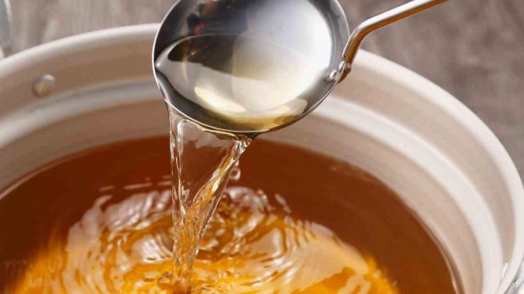 Fatto ciò, aggiungete un mestolo abbondante di brodo vegetale caldo ed iniziate la cottura: versatene un po’ anche in una tazzina da caffè e scioglietevi dentro lo zafferano. Proseguite la cottura del riso fino a che sarà al dente, quindi aggiungete i funghi e la salsiccia rosolati e regolate di sale e pepe. Fatto ciò, aggiungete un mestolo abbondante di brodo vegetale caldo ed iniziate la cottura: versatene un po’ anche in una tazzina da caffè e scioglietevi dentro lo zafferano. Proseguite la cottura del riso fino a che sarà al dente, quindi aggiungete i funghi e la salsiccia rosolati e regolate di sale e pepe.