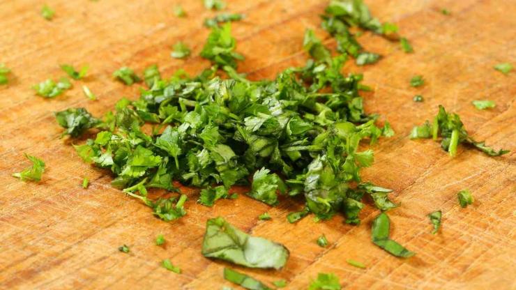 Fate cuocere un minuto, poi unite anche lo zafferano e mescolate ancora con delicatezza. Tritate finemente un po’ di prezzemolo ed unitelo agli altri ingredienti. Ultimate la cottura del riso, quindi spegnete ed aggiungete in un solo colpo sia il burro a pezzetti che il parmigiano reggiano grattugiato. Fate cuocere un minuto, poi unite anche lo zafferano e mescolate ancora con delicatezza. Tritate finemente un po’ di prezzemolo ed unitelo agli altri ingredienti. Ultimate la cottura del riso, quindi spegnete ed aggiungete in un solo colpo sia il burro a pezzetti che il parmigiano reggiano grattugiato.