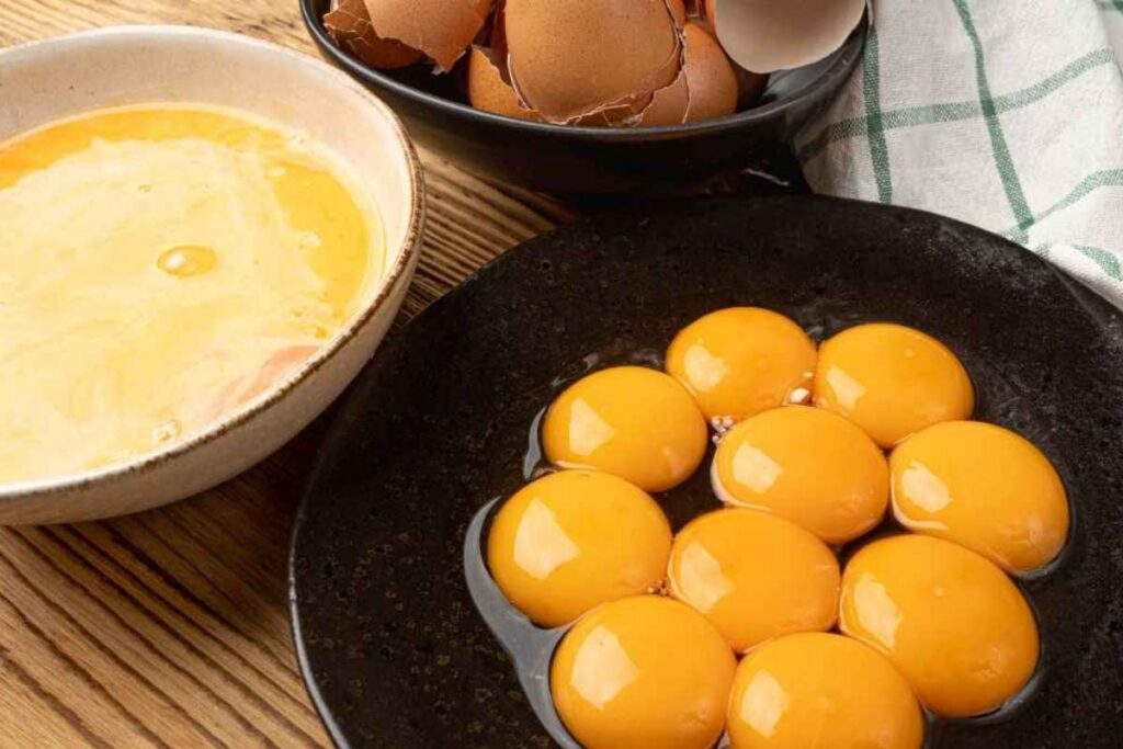 separare tuorlo e albume in 2 secondi ricette.com separare tuorlo e albume in 2 secondi ricette.com