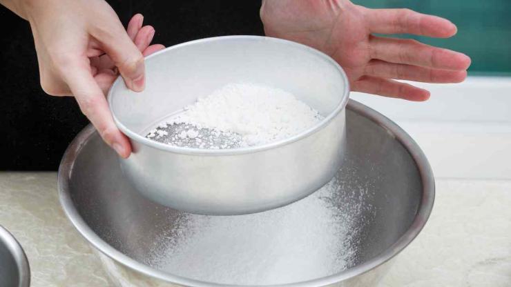 A questo punto setacciate la farina, la fecola di patate ed il lievito insieme ed iniziate ad incorporarli al mix di uova poco alla volta e sempre mescolando. Giunti a metà, versate poco latte a filo, quindi proseguite con gli ingredienti secchi. Procedete alternando in questo modo in modo da ottenere un impasto morbido e senza grumi. A questo punto setacciate la farina, la fecola di patate ed il lievito insieme ed iniziate ad incorporarli al mix di uova poco alla volta e sempre mescolando. Giunti a metà, versate poco latte a filo, quindi proseguite con gli ingredienti secchi. Procedete alternando in questo modo in modo da ottenere un impasto morbido e senza grumi.